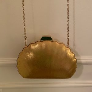 Gold shell purse w/detachable chain strap NEW/never used